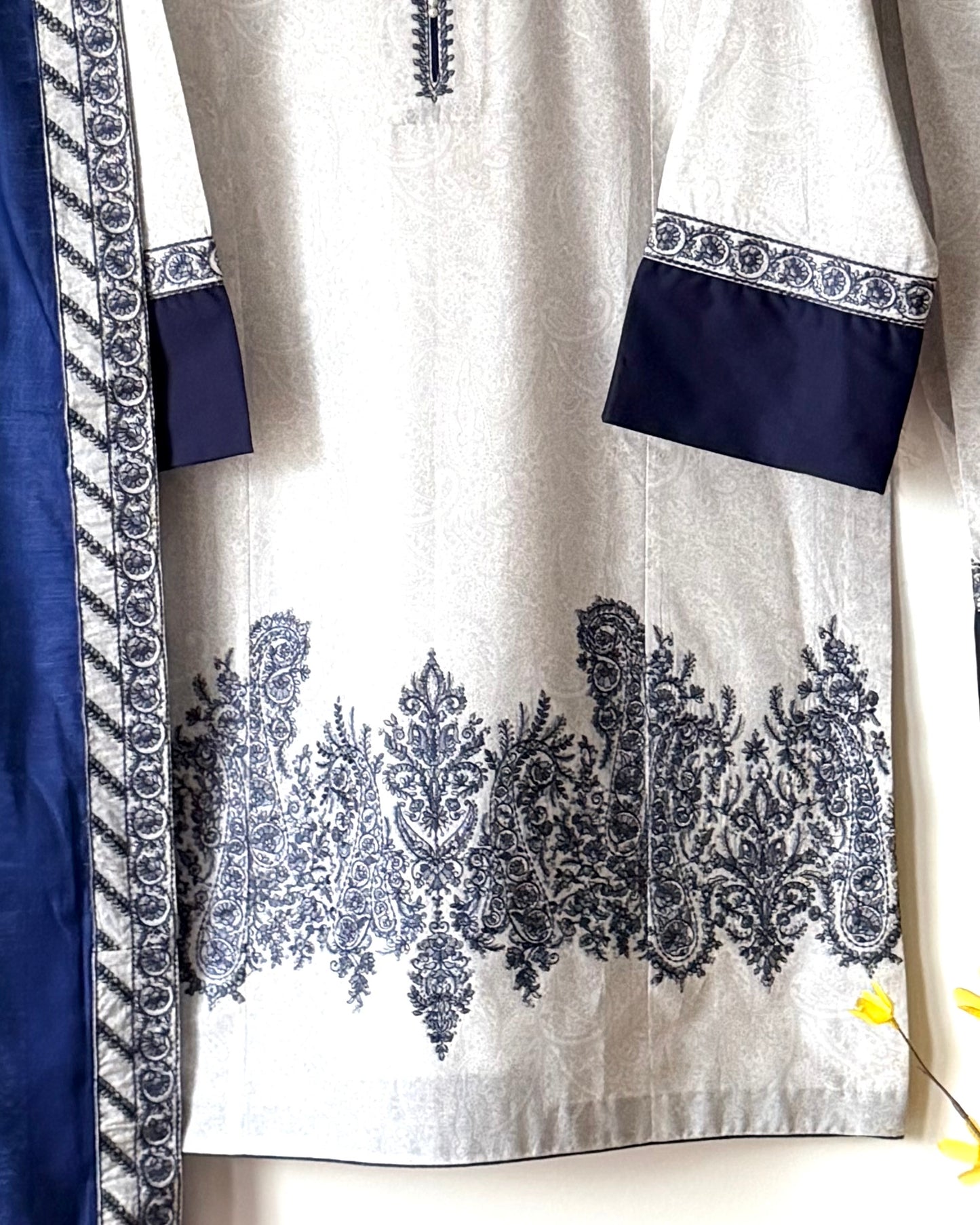 Lawn embroidered suit - Jazmin