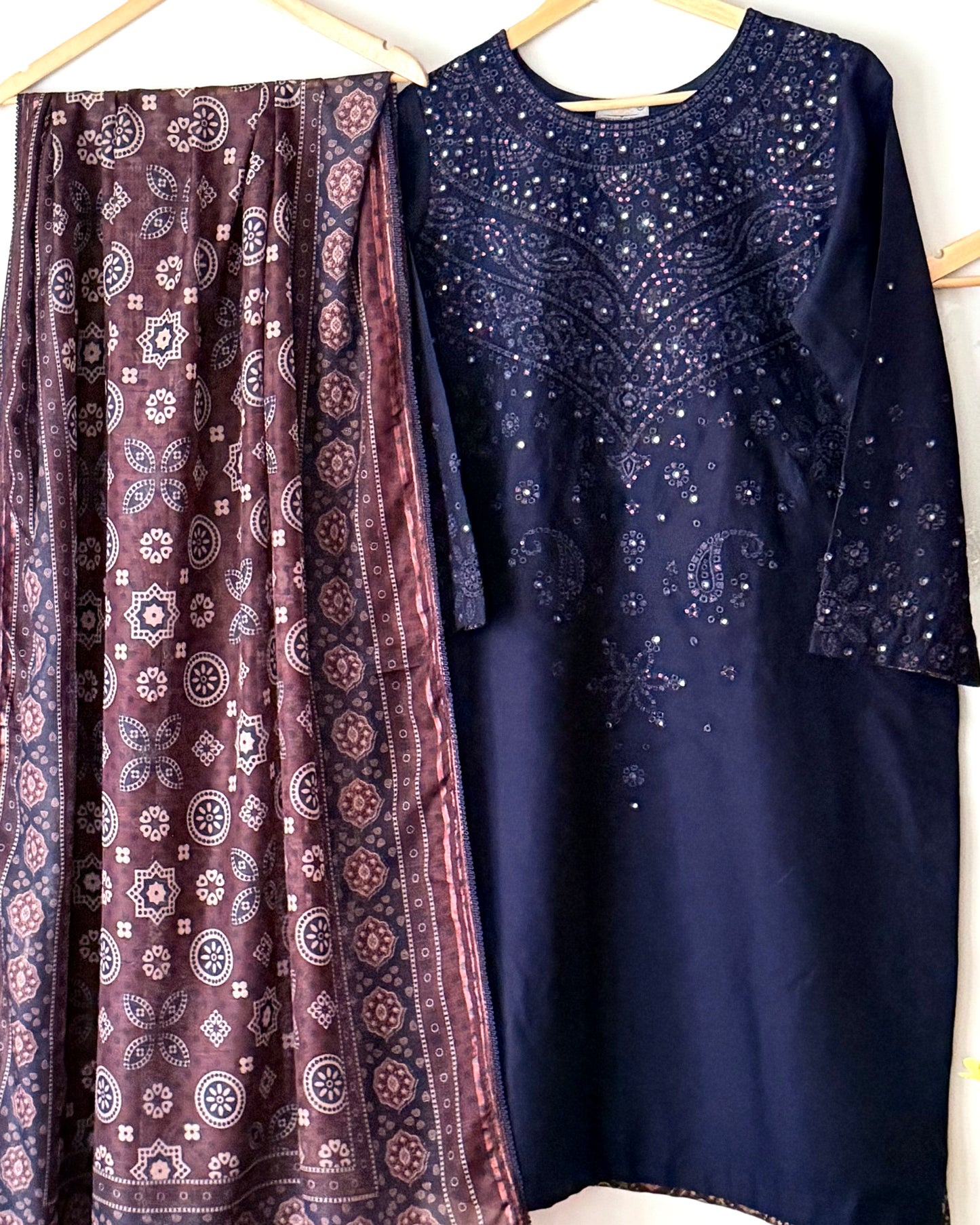 Embroidered lawn suit - Jazmin