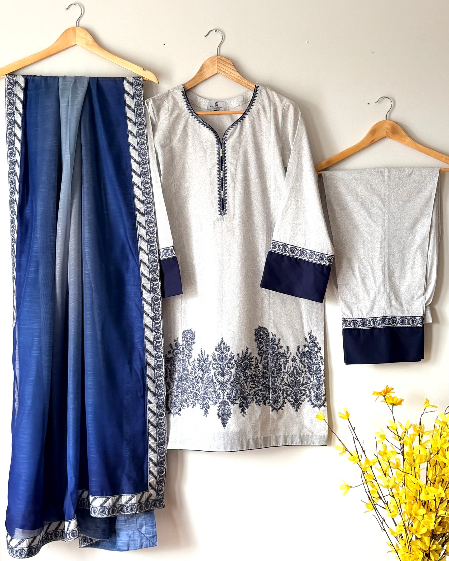 Lawn embroidered suit - Jazmin