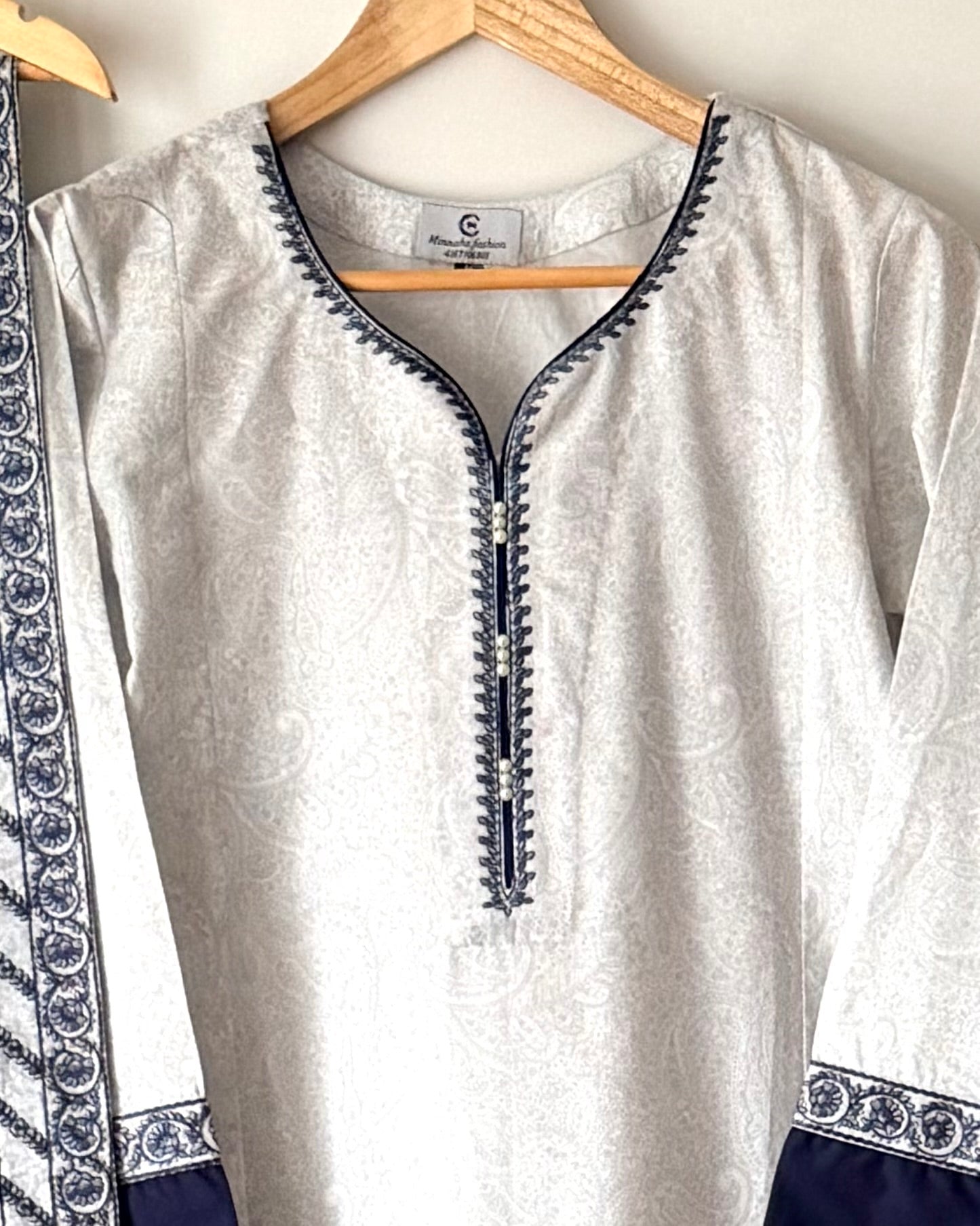 Lawn embroidered suit - Jazmin