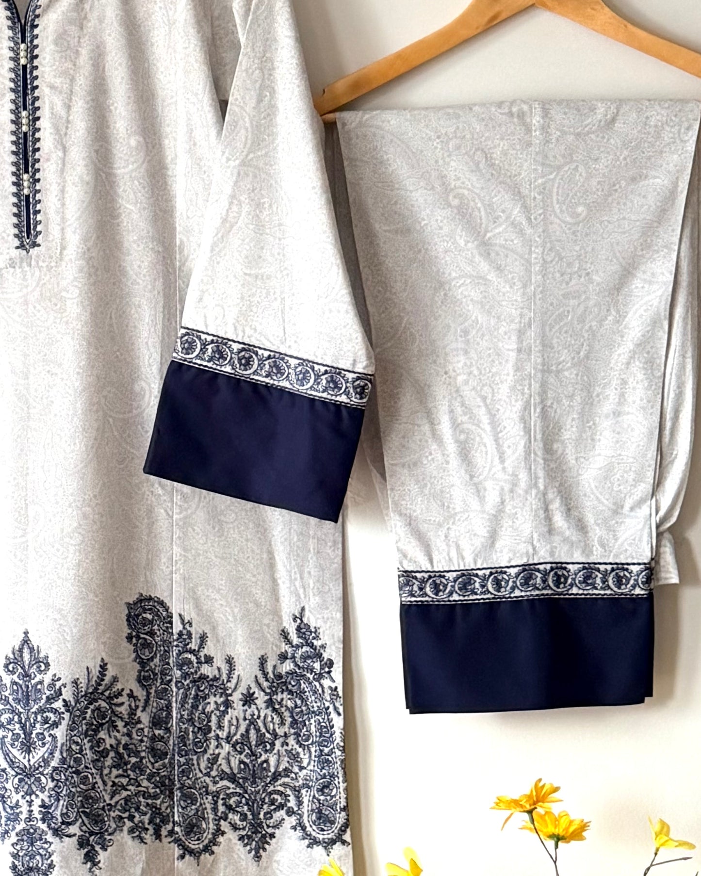 Lawn embroidered suit - Jazmin