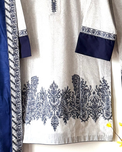 Lawn embroidered suit - Jazmin