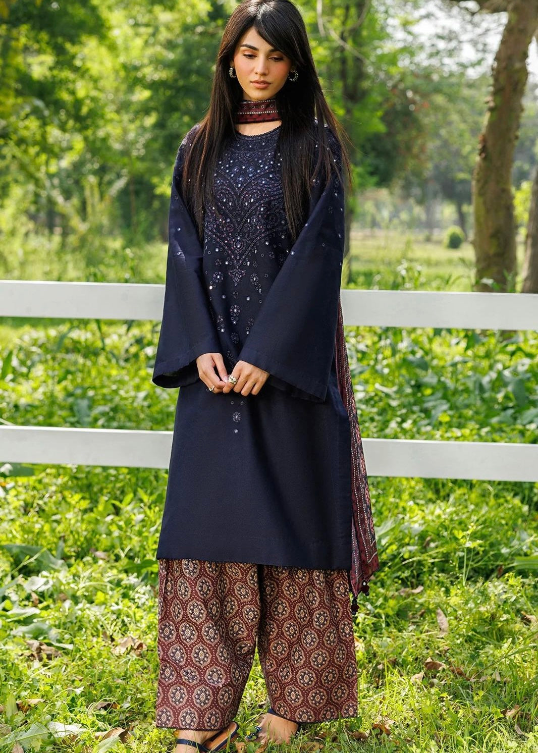 Embroidered lawn suit - Jazmin